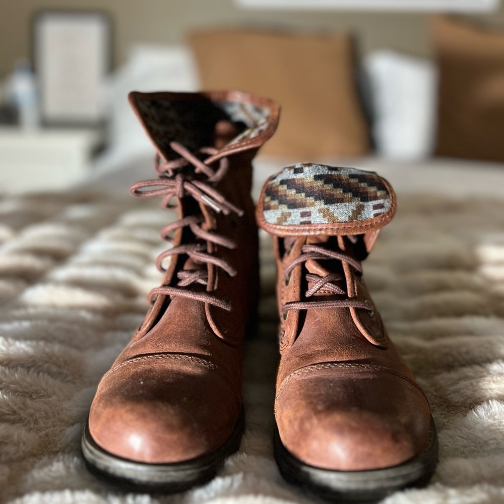 Woman’s boots size 7
